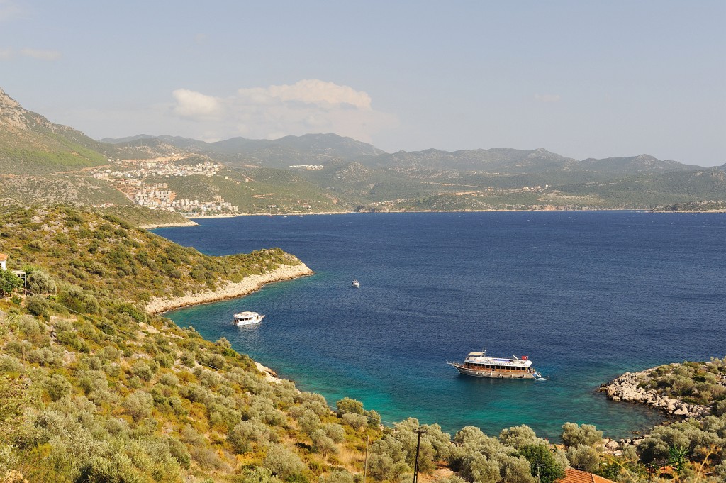 Kas-10-2009-077.jpg - Im Hintergrund sieht man Kas und im Vordergrund ein Tauchboot.