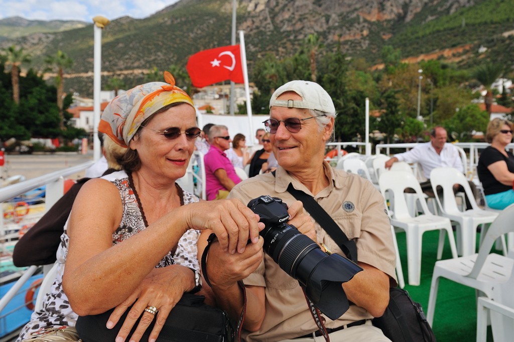 Kas-10-2009-085.jpg - Hier sind wir an Bord des Fährschiffes nach Meis. Unterwegs wird auf halber Strecke die türkische Fahne abgenommen und die griechische Fahne gehisst.