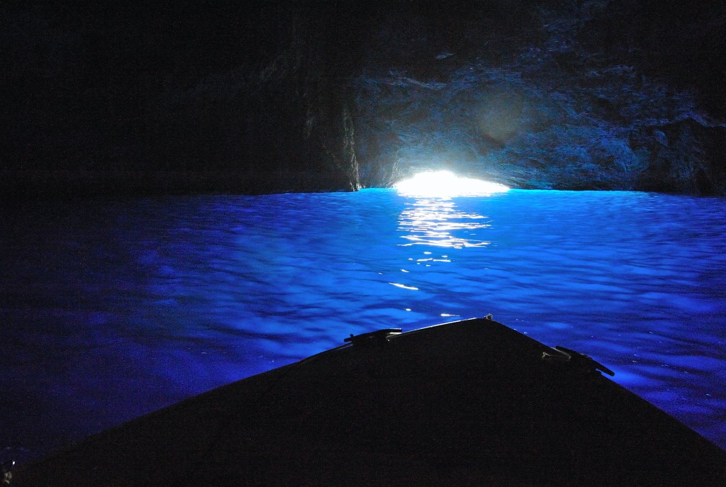 Kas-10-2009-090.jpg - Eigentlich wollte ich ja keine grottigen Bilder auf meine Webseite hochladen, aber hier mache ich einmal eine Ausnahme: Durch diese kleine Öffnung sind wir mit einem kleinen Motorboot gekommen. Die Flut stieg, weswegen wir nur eine Minute lang fotografieren durften. Aus diesem Grund wird dieses Foto wohl nicht in die Annalen der Fotografie eingehen können ;-)