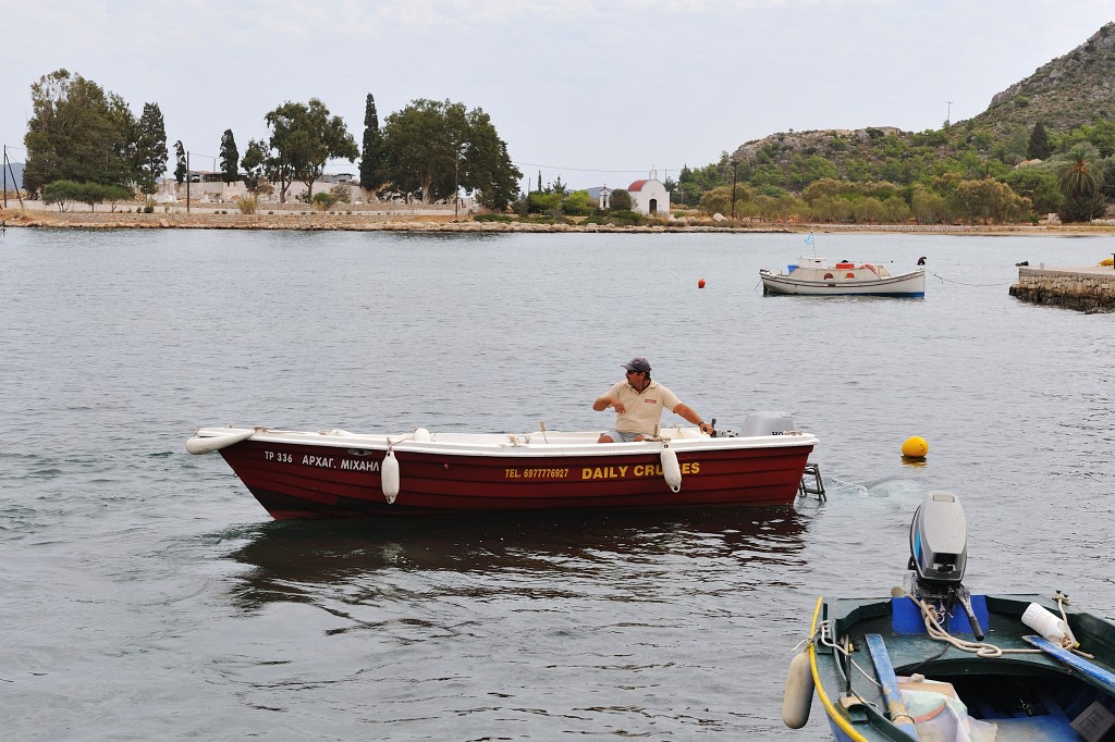 Kas-10-2009-091.jpg - Dieser Herr hat uns mit seinem Boot zur blauen Grotte gefahren. Die Fahrt war nicht gerade komfortabel, denn das Boot ist von Welle zu Welle gehüpft und der Pilot hat kräftig Gas gegeben.