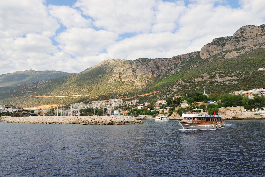 Kas-10-2009-103.jpg - Der Hafen von Kas kommt näher. Uns kommen gleich mehrere Tauchschiffe entgegen.