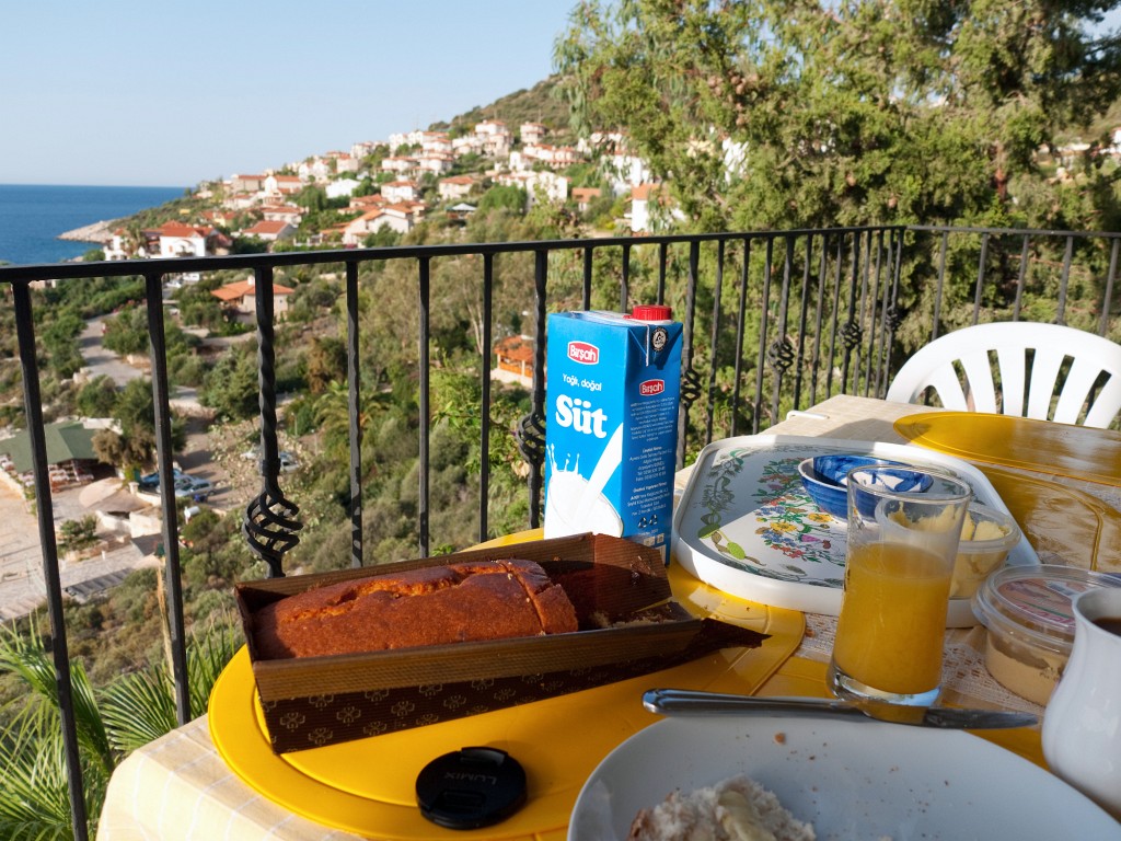 Kas-10-2009-106.jpg - Ein Frühstückstisch mit Meeresblick.