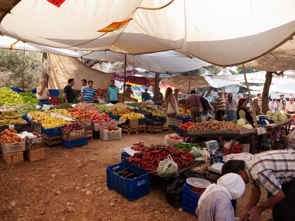 Kas-10-2009-108.jpg - Hier gibt es Obst, Gemüse, Gewürze, Keramik, Kleidung und Ledertaschen.