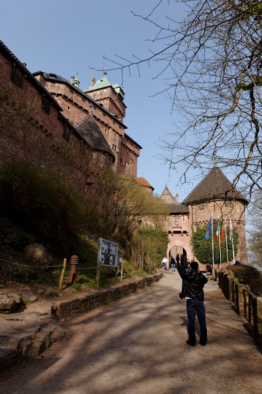 Kintzheim-60.JPG - Rein geht's in die Burg.