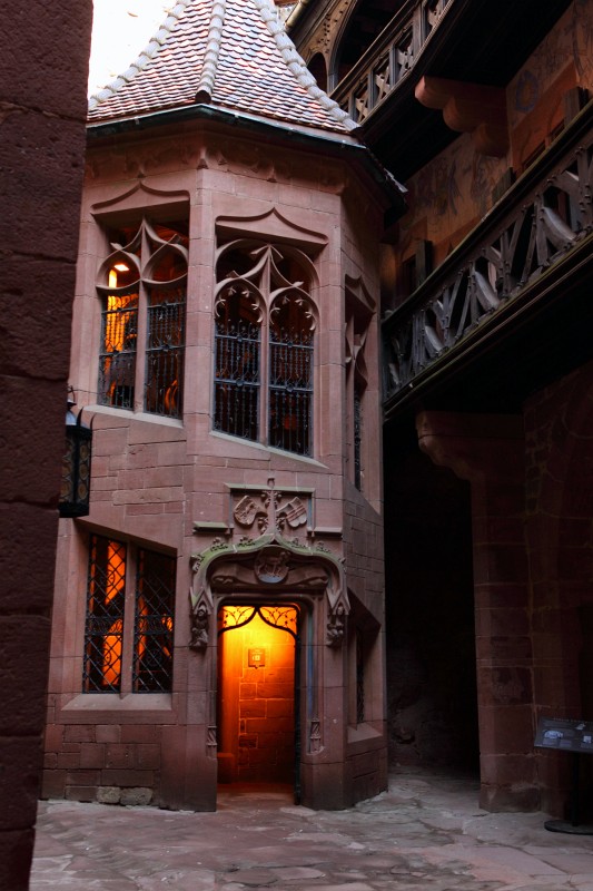 Kintzheim-62.JPG - Ein Lichtlein erleuchtet den Weg des Touristen.