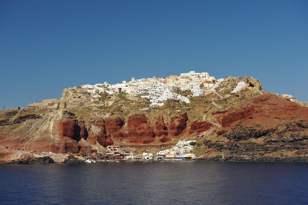 Kykladen-062009-004.jpg - Ein vorerst letzter Blick auf Santorini. Hier wäre ich am liebsten gleich auf Erkundstour gegangen. Statt dessen ging es fort von hier in Richtung Paros...