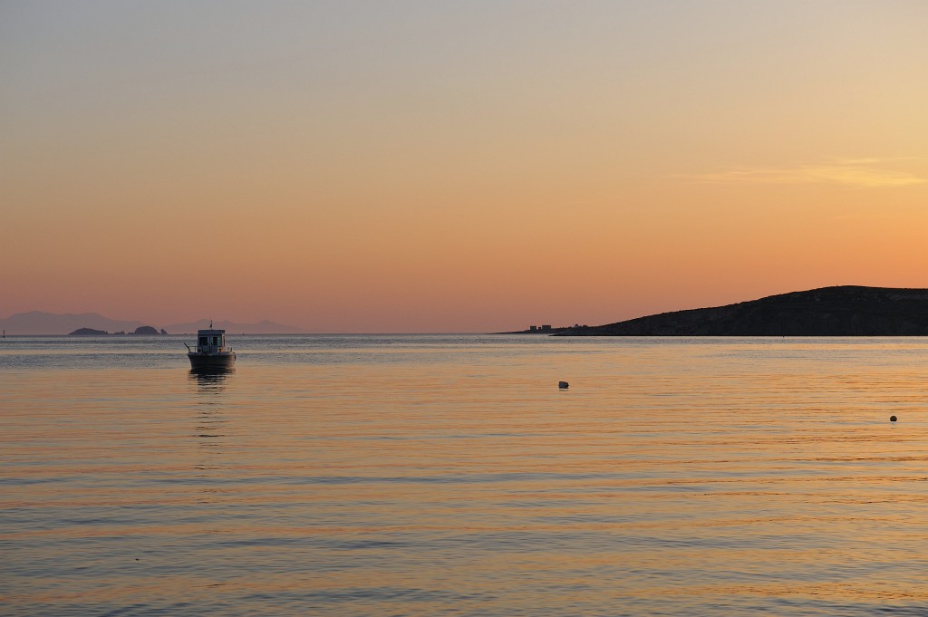 Kykladen-062009-029.jpg - Einsames Boot im Hafen von Paros. Ich habe dieses Bild aus dem Fenster unseres kleinen Autos auf dem Weg vom Hotel zu einem Restaurant gemacht.