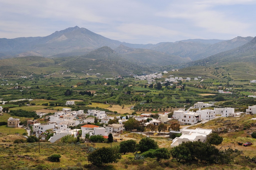 Kykladen-062009-057.jpg - Wir stehen hier auf einer Anhöhe über dem schönen Örtchen Galini. Eigentlich könnte man den Berg hinter uns noch zu einem Kloster herauffahren, aber die Straße war so abenteuerlich holprig, dass wir das lieber nicht getan haben.