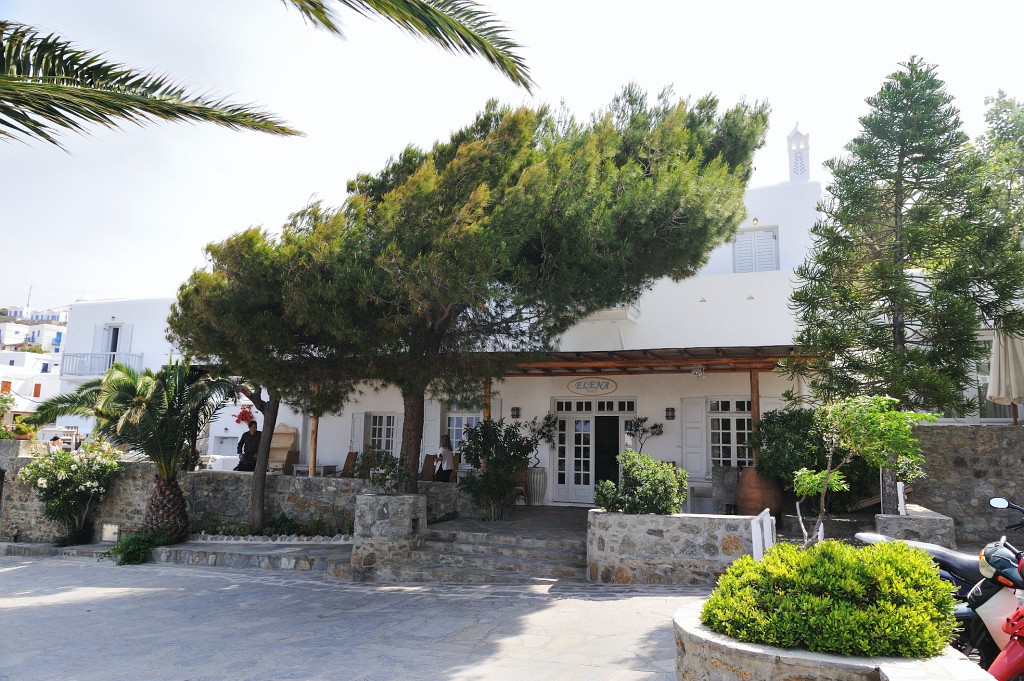 Kykladen-062009-068.jpg - Hier sind wir bei unserer dritten Station angelangt: Mykonos. Dass diese Insel so viele Windmühlen hat, konnten dem Reiseführer entnehmen und auch selbst sehen. Das bedeutet aber auch, dass Mykonos eigentlich immer windig ist!