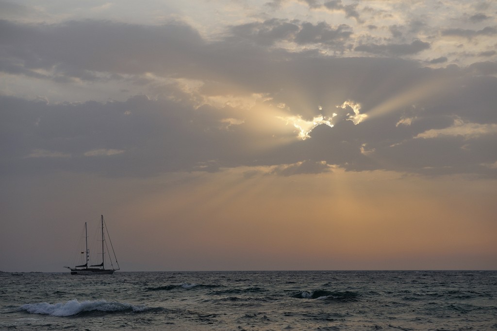 Kykladen-062009-076.jpg - Dieses Schiff lag hier nicht mehr allzu lang vor Anker. Vermutlich ist es wegen des stärker werdenden Sturms auf die andere Inselseite ausgewichen.