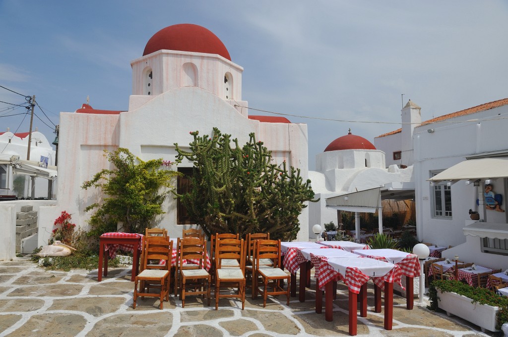 Kykladen-062009-082.jpg - Einer der Plätze in Mykonos-Stadt. Hier trieb sich auch das Maskottchen von Mykonos, ein Pelikan, öfter herum bzw. suchte sich ein gemütliches Plätzchen, denn ein Ausbund an Aktivität schien er nicht zu sein.