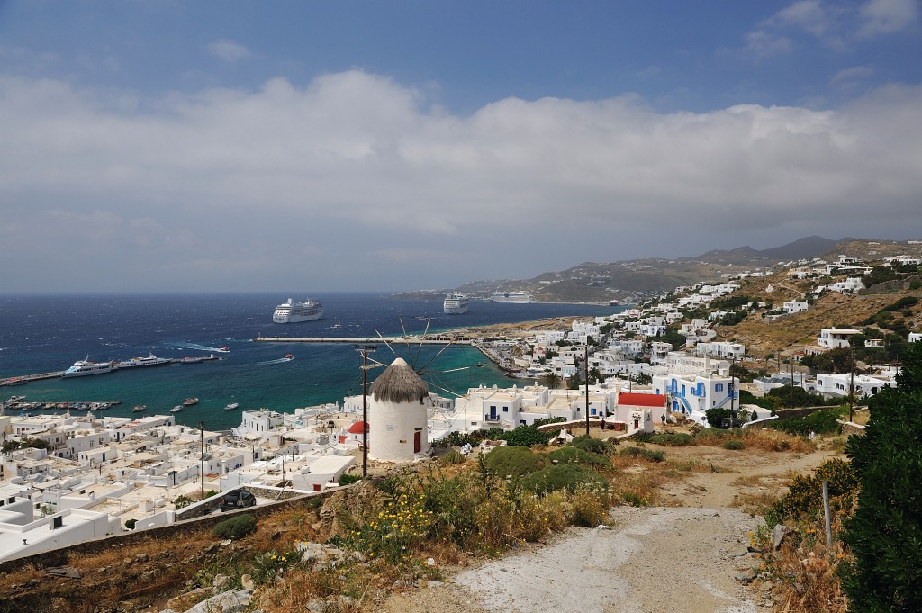 Kykladen-062009-098.jpg - Oberhalb von Mykonos hat man einen schönen Blick über die Bucht und die hier vor Anker liegenden größeren Kreuzfahrschiffe.