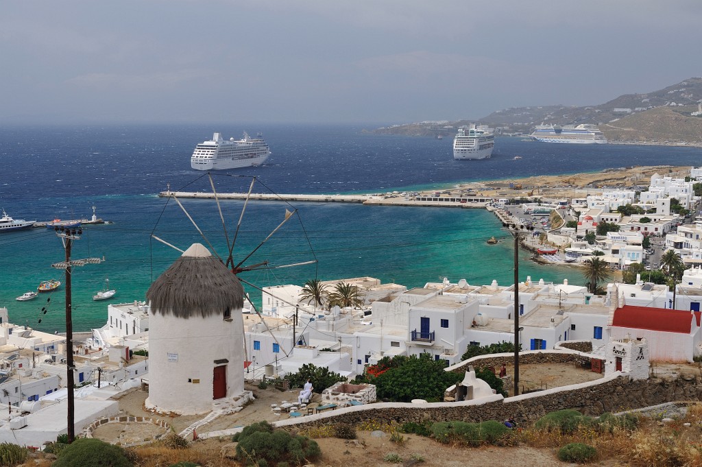 Kykladen-062009-099.jpg - Man merkt in der Stadt sofort, wenn Kreuzfahrschiffe in Mykonos vor Anker liegen. Dann füllen sich plötzlich die Restaurants und die Straßen werden deutlich belebter. Wohin die Kreuzfahrschiffe wohl von hier aus fahren?