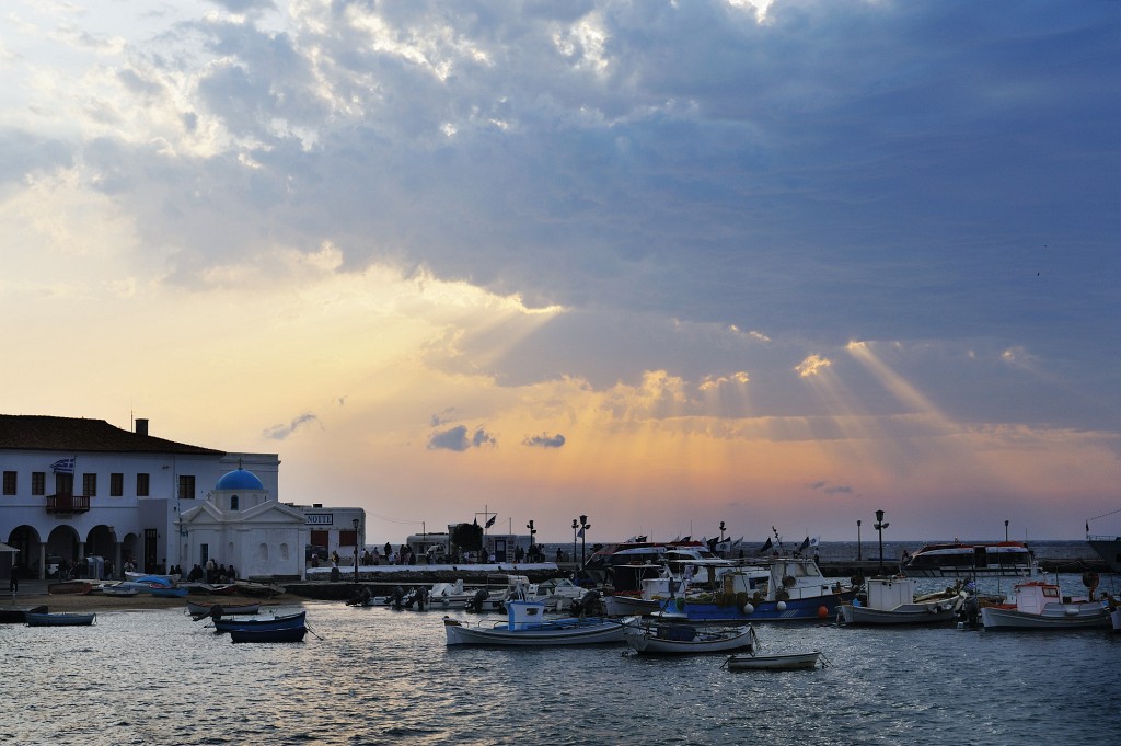 Kykladen-062009-100.jpg - Diese dramatische Beleuchtung über dem Fischerhafen von Mykonos lasse ich mir nicht entgehen. Die kleine Kirche auf der linken Seite werden wir gleich noch genauer sehen.