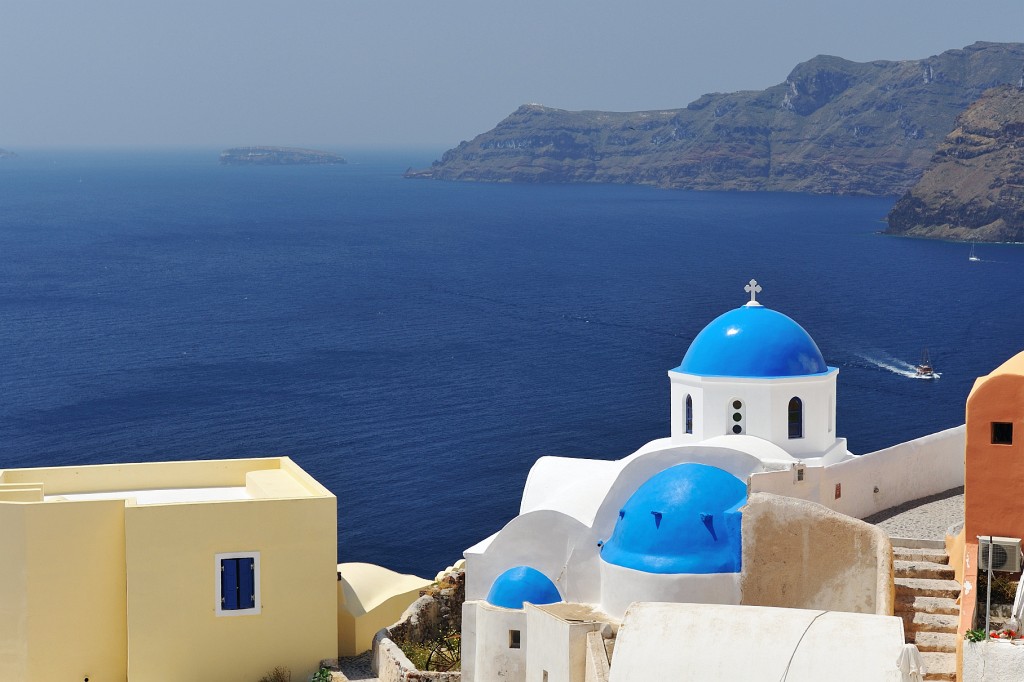 Kykladen-062009-107.jpg - Von Oia aus hat man einen fantastischen Blick über die Caldera des Vulkans von Santorini. Diese ist bei einem Ausbruch eingesürzt und voll Wasser gelaufen. Die Explosion, die sich beim Kontakt von glühender Lava und Wasser ereignet hat, muss gigantisch gewesen sein.