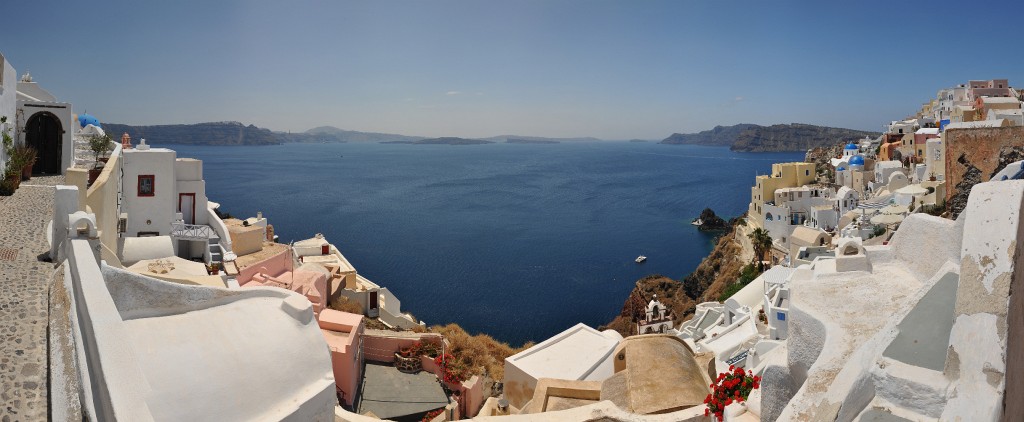 Kykladen-062009-111.jpg - Ein Panorama über Oia und die Caldera. Dieses Bild hat in etwa einen Bildwinkel von 180 Grad.