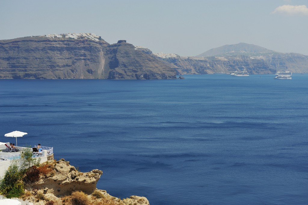 Kykladen-062009-120.jpg - Der Blick von dieser Terasse ist einfach umwerfend. Im Hintergrund sieht man die andere Seite der Caldera mit einigen Kreuzfahrtschiffen. Ob die wohl aus Mykonos hierher kommen?