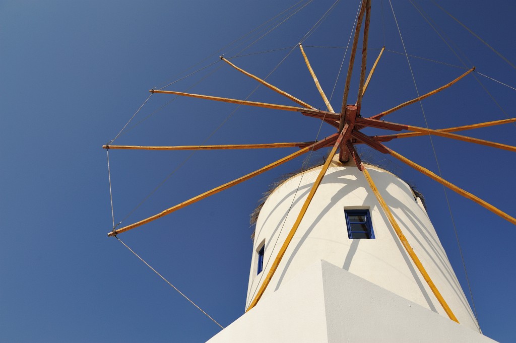 Kykladen-062009-135.jpg - Aber bevor es so weit ist und die Sonne untergeht, wollen Dirk und ich uns noch ein wenig in Oia umsehen. Hier stehen einmal Windmühlen ohne störenden Hintergrund und ohne quer durchs Bild verlaufende Hochspannungsleitungen. Dass ich das noch erleben darf :-)