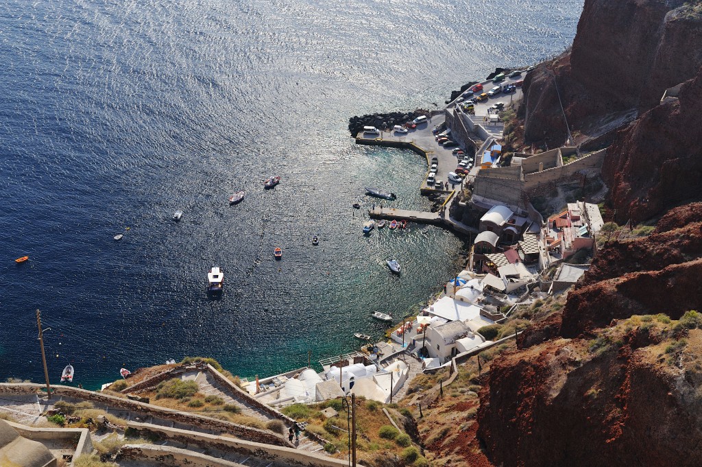 Kykladen-062009-143.jpg - Ein Blick nach unten zum Meer zeigt einen weiteren kleinen Hafen vor Oia.