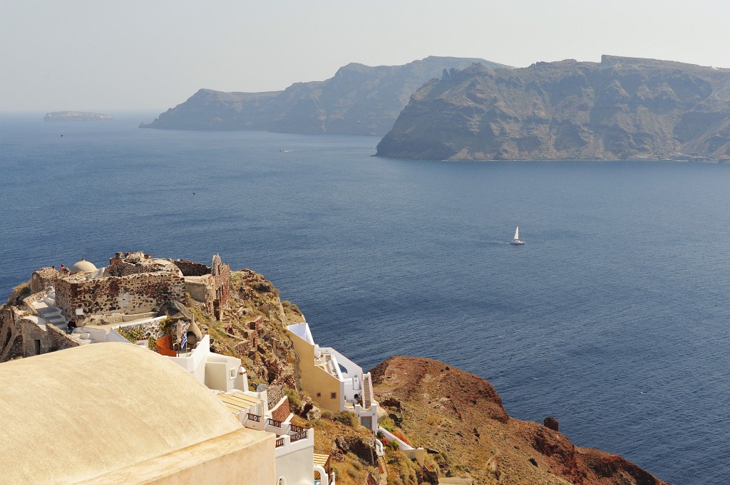 Kykladen-062009-144.jpg - Hier kann man die Aussichtsplattform hinter der Treppe erahnen. Sie ist dort, wo die beiden Touristen im roten T-Short stehen.