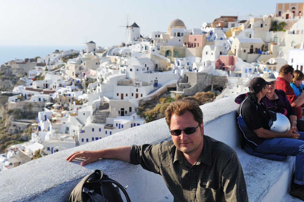 Kykladen-062009-145.jpg - Jetzt braucht man nicht mehr zu ahnen. Dirk liegt hier ebenso wie ich auf der Lauer. Mangels besserem Platz sind übrigens einige Chinesen und Norwegerinnen über die Mauer geklettert. Dort gibt es aber kein Geländer und es geht natürlich auch steil abwärts. Aber keine Angst, alle haben dieses Abenteuer überstanden und zusammen sogar eine Flasche Sekt geleert und schweinische englische Wörter geübt.