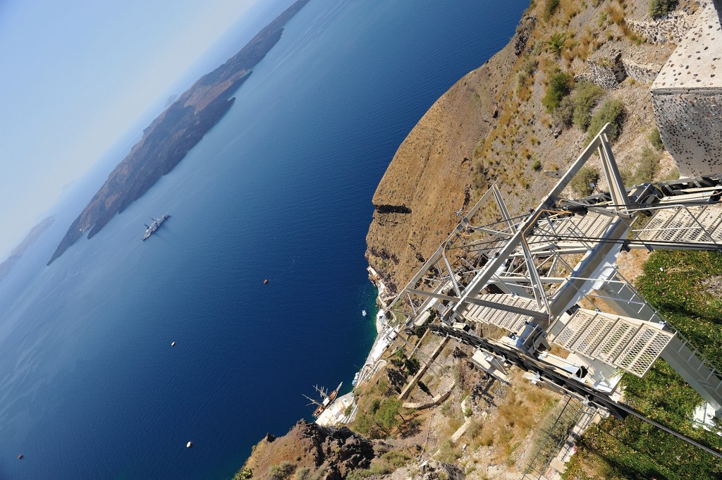 Kykladen-062009-152.jpg - Diese dynamisch abwärtsführenden Seile gehören zur Seilbahn, die Besucher vom Hafen von "Firon" hinauf zur Stadt führt.