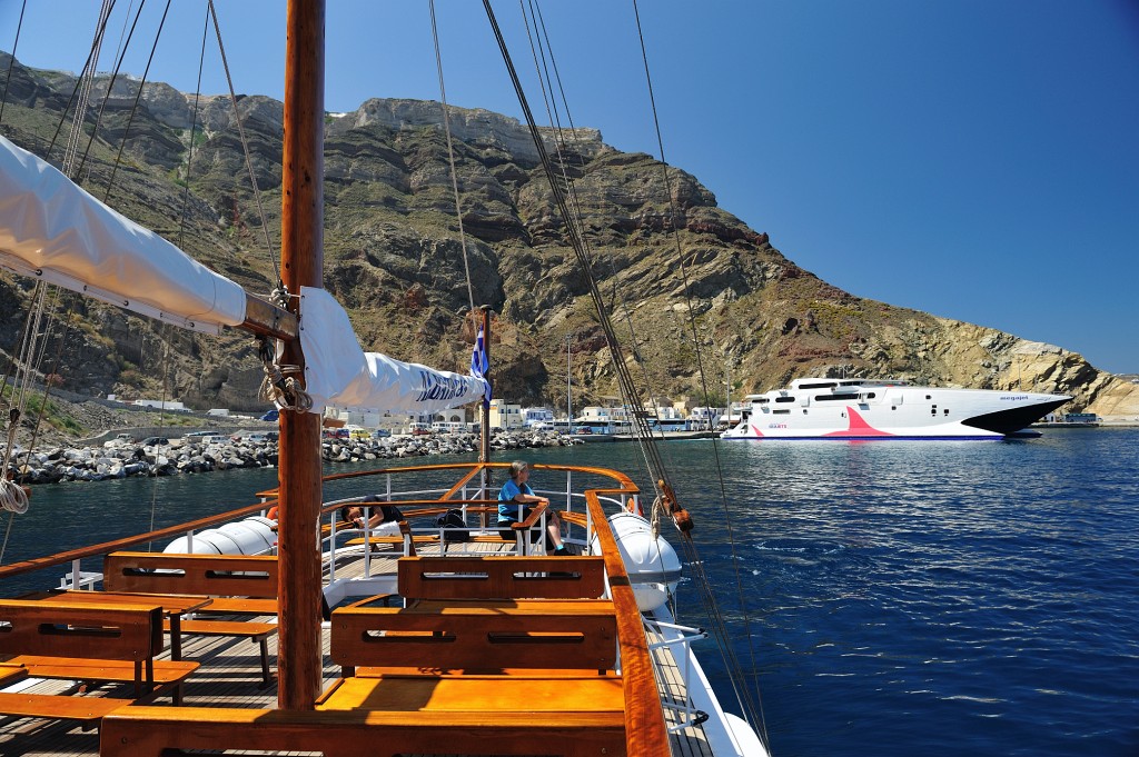 Kykladen-062009-158.jpg - Dies ist der letzte echte Urlaubstag. Wir sitzen an Bord der "Albatross" und warten auf die Abfahrt in Richtung "Nea Kameni", dem aktiven Vulkan. Noch ist das Boot ganz leer, aber das wird sich bald grundlegend ändern.