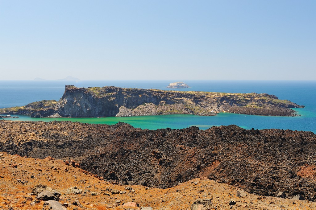 Kykladen-062009-164.jpg - Palea Kameni. Hier gibt es eine heiße Quelle, bei der unser Schiff auch anhalten wird.