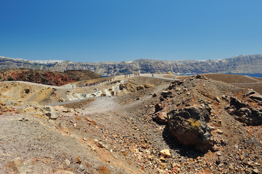 Kykladen-062009-165.jpg - Lavabomben und Schutthaufen der letzten Eruption.