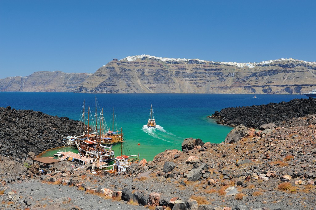 Kykladen-062009-166.jpg - Blick auf den Hafen von Nea Kameni.