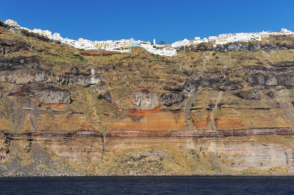 Kykladen-062009-173.jpg - Ist das ein Anblick!? Wir alle waren überwältigt, wie schön die Strukturen, Farben und Formen dieser Felswand im Abendlicht geleuchtet haben. Die Gespräche sind verstummt und wir alle an Bord haben nur ergriffen gestaunt.