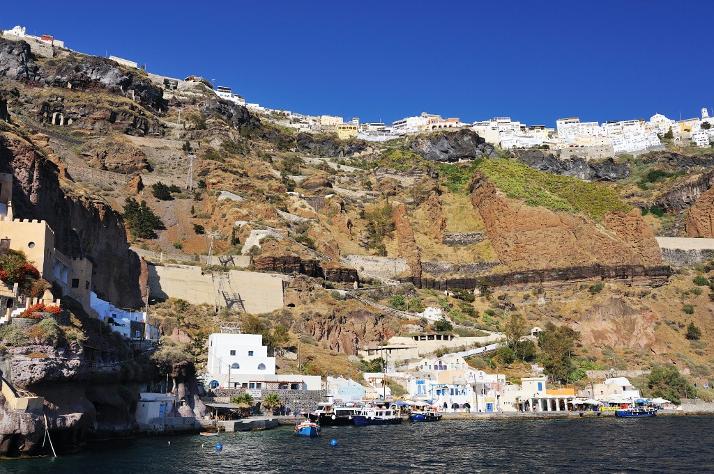 Kykladen-062009-174.jpg - Es gab noch einen letzten Stopp vorm Hafen von Firon bevor es zurück zum Haupthafen von Santorini ging. Man sieht hier schön die Seilbahn und die lange Treppe hinauf in die Stadt.