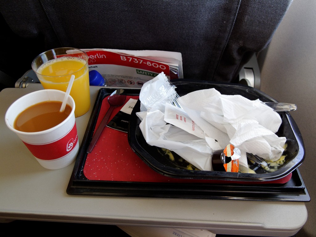 Kykladen-062009-180.jpg - Uh. Flugzeugessen. Warum wird einem hier das Ende des Urlaubs nur so deutlich vor Augen geführt? Zur Ehrenrettung von Air Berlin möchte ich aber sagen, dass das Essen (indisches Hühnchen) eines der besten Gerichte gewesen ist, die ich je in einem Flugzeug bekommen habe. Kunststück, hat auch knapp 10 Euro extra gekostet ;-)So weit meine Bilderserie. Ich hoffe, es hat ein wenig gefallen und auf Wiedersehen.