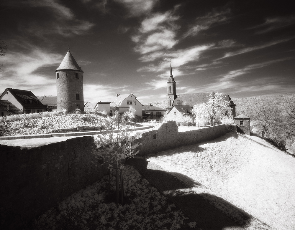 Monochrom0511-02.JPG - Infrarotaufnahme von Dilsberg am Neckar.