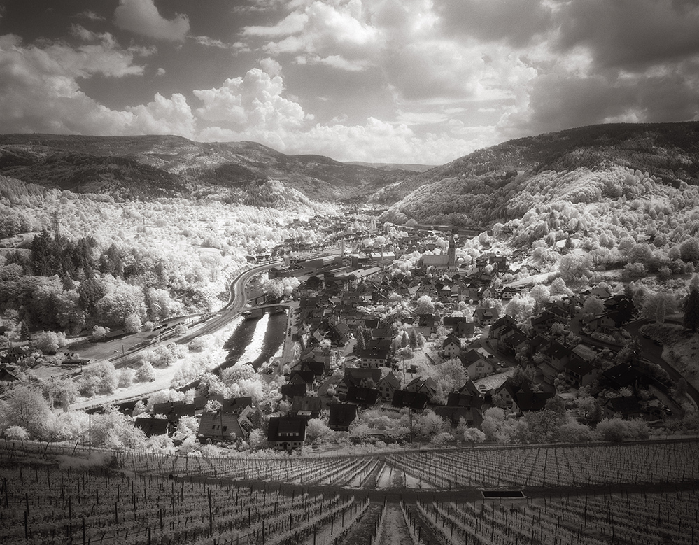 Monochrom0511-16.JPG - So sieht der Blick vom Schloss Eberstein aus ins Tal. Das infrarote Licht lässt die Pflanzen hell leuchten. Hier lässt es sich übrigens auch wirklich gut speisen!