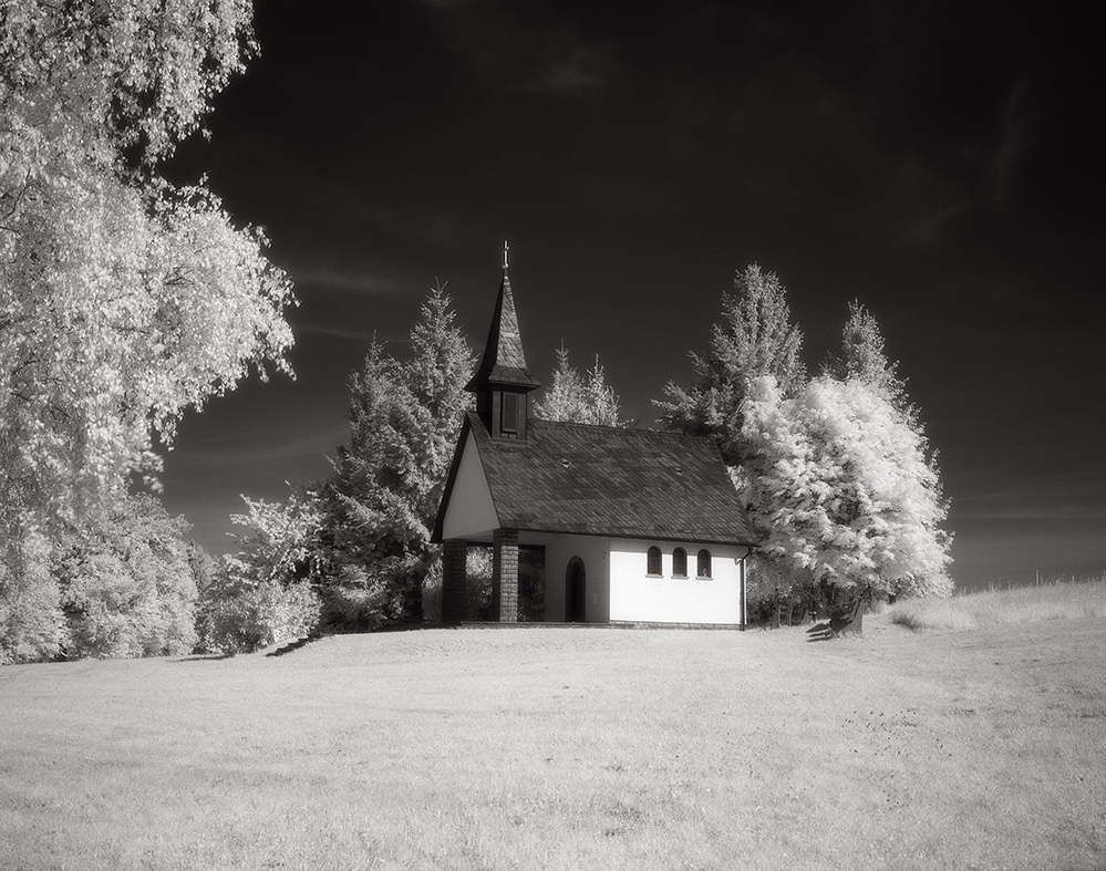 Monochrom0511-23.JPG - Kleine Kapelle in Busenbach.