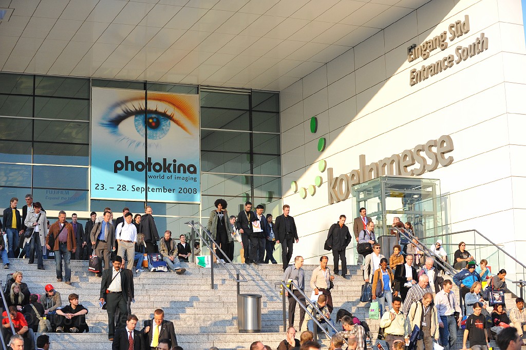 Photokina2008_01.jpg - Hier geht es in die Kölner Messehallen. Vom Kölner Hauptbahnhof ist die Messe gerade einmal eine S-Bahn Haltestelle entfernt.Stefan Becker, beckstef@freenet.de