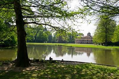 Die gleiche Szene im sichtbaren Spektralbereich (Schloss Favorite in Rastatt)