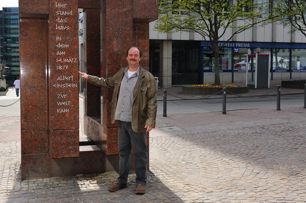 Ulm0409-01.jpg - Gleich nach der Ankunft in Ulm sind wir über dieses Denkmal gestolpert. Kurzum ich stehe hier auf festem Boden der Relativitätstheorie.