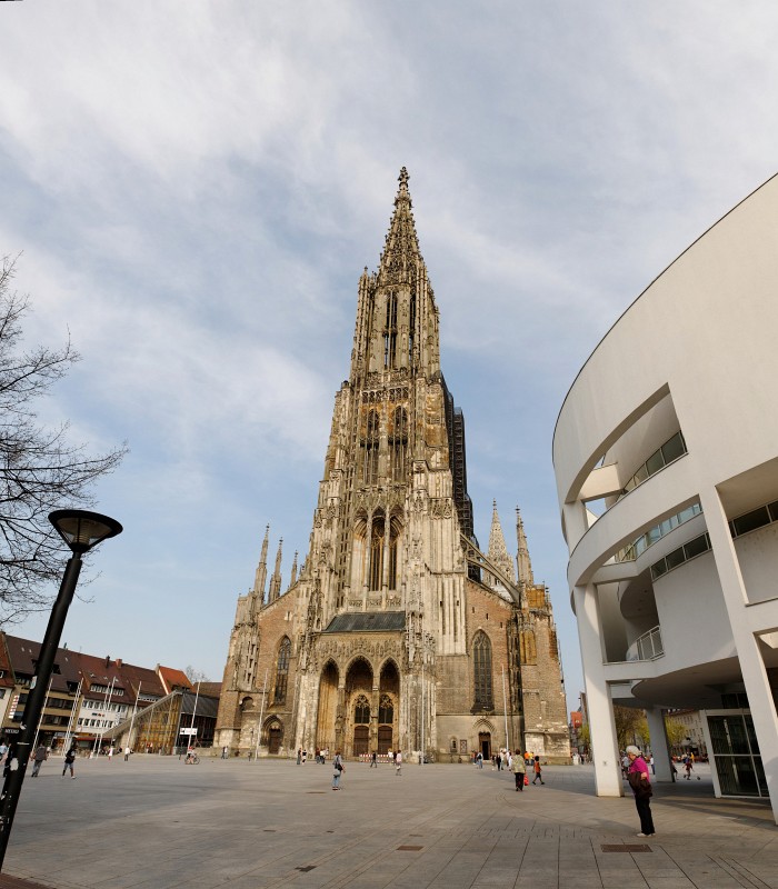 Ulm0409-02.jpg - Das Ulmer Münster. Es besitzt den höchsten Kirchturm der Welt. Natürlich schlägt sich das in der Architektur nieder. Diese Kirche sieht fast so aus, als sei sie stützendes Beiwerk für den Turm.