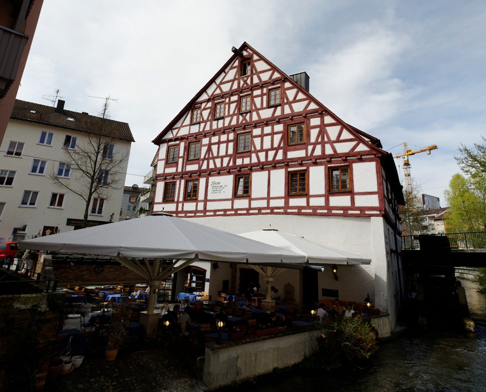 Ulm0409-07.jpg - Hier konnte man in einer alten Mühle Mittagspause machen. In einem anderen Restaurant hier in der Gegend haben Elke und ich unser Glück versucht, aber leider einen Reinfall erlebt. Hier gibt es definitiv auch Restaurants der drittklassigen Art, die aber zum Ausgleich dafür aber auch besonders teuer sind ;-)