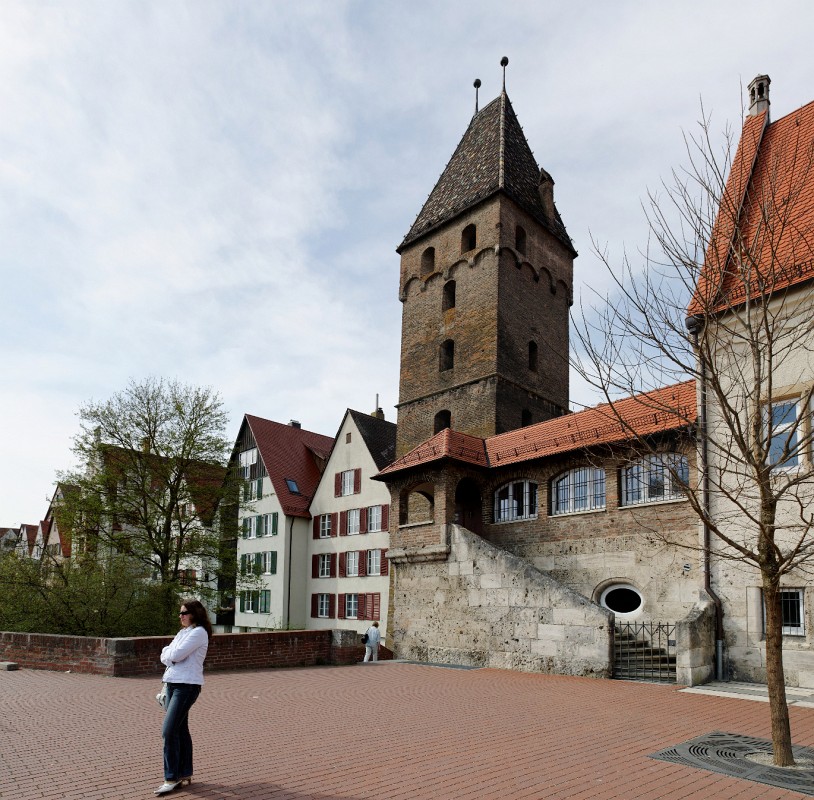 Ulm0409-17.jpg - Oben auf der Stadtmauer steht diese Dame und denkt sich, dass sie bestimmt sehr dekorativ in meinem Bild zur Geltung kommt. Sie liegt nicht ganz falsch mit diesem Gedanken.