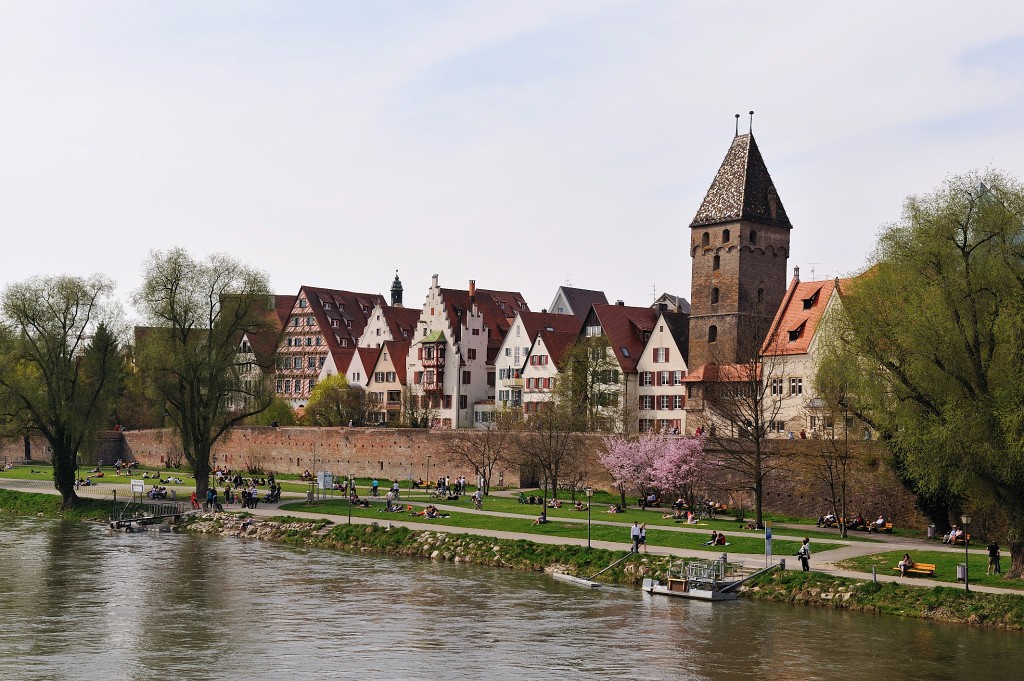 Ulm0409-20.jpg - Von hier aus ist die Perspektive noch ein wenig netter. Randbemerkung für die Fotofans: Dieses Licht (blauer Himmel mit Schleierwolken) mag ich beim Fotografieren überhaupt nicht. Es gelingt mir nie, hier einen richtigen Weißabgleich hinzubekommen. Die Bilder haben oft einen (von mir) nicht korrigierbaren rosa- oder violetten Farbstich. Verflixt!