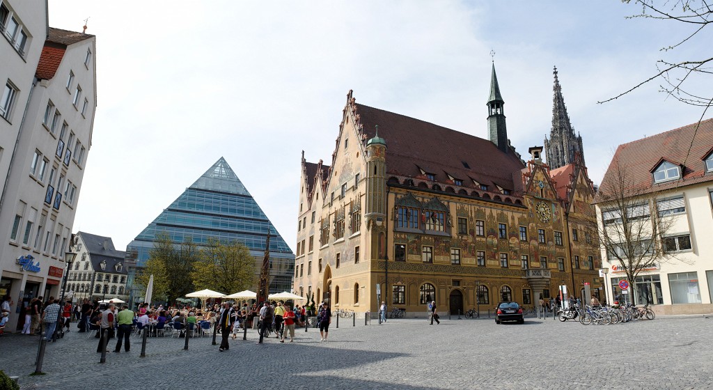 Ulm0409-23.jpg - Nein, wir sind nicht in Luxor, Las Vegas oder Karlsruhe. Pyramiden gibt es auch noch woanders. Hier in Ulm sind sie aus Glas und beherbergen eine Bibliothek. Daneben sieht man das wunderschön bemalte Ulmer Rathaus.