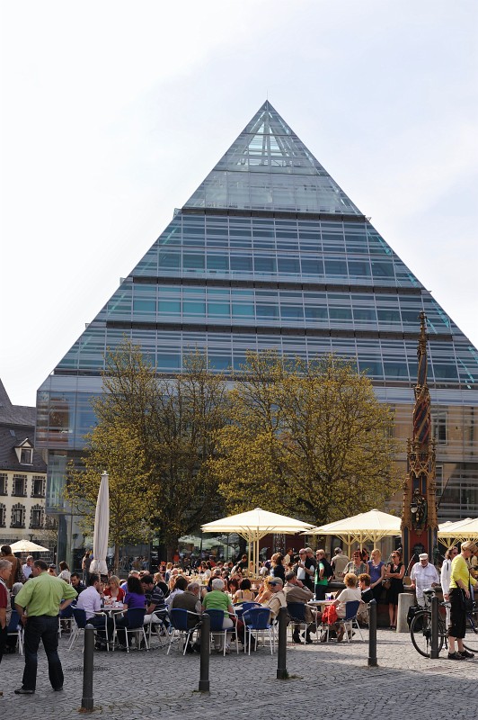 Ulm0409-24.jpg - Diese Bibliothek ist wirklich beeindruckend pyramidonal.