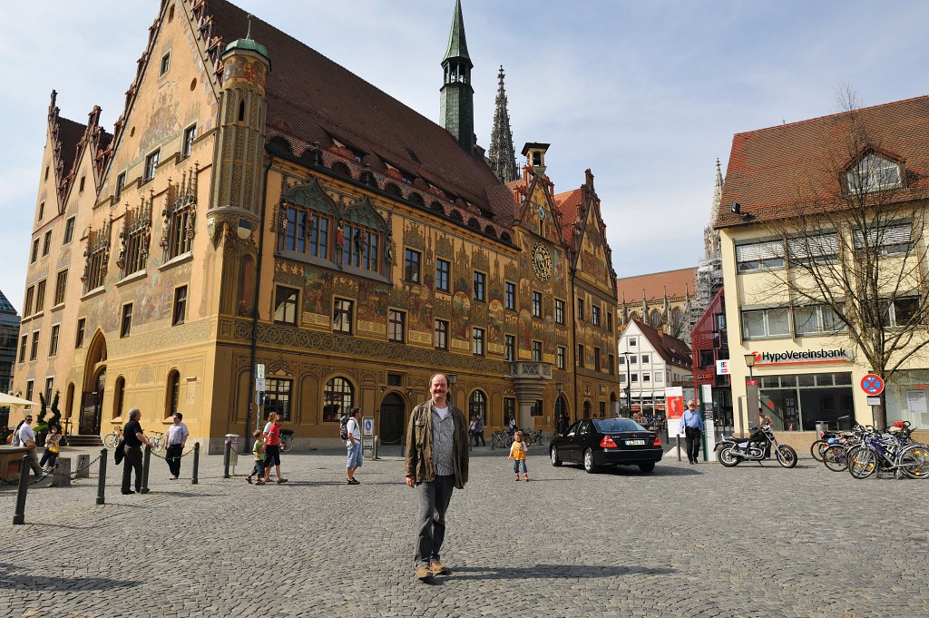 Ulm0409-25.jpg - Vor dem Rathaus steht ein Stefan im Weg herum.