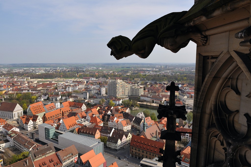 Ulm0409-37.jpg - Diese Wasserspeier hängen auch überall herum und ins Bild hinein. Aber gut, sie tun es wenigstens auf dekorative Weise. Dankesehr.