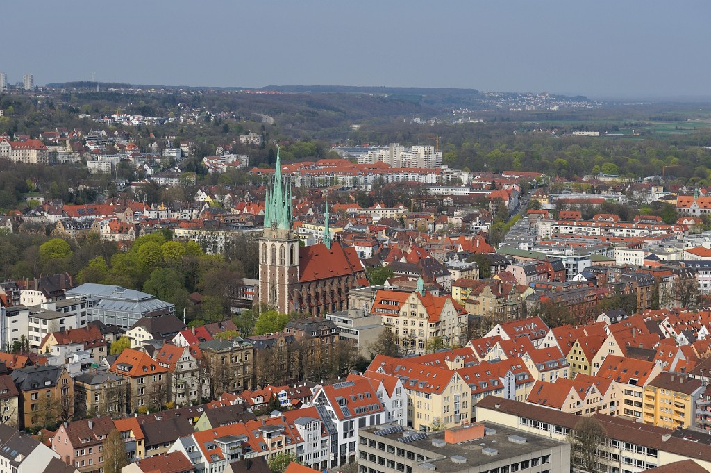 Ulm0409-39.jpg - Eine "normale " Kirche wirkt von hier oben geradezu winzig.