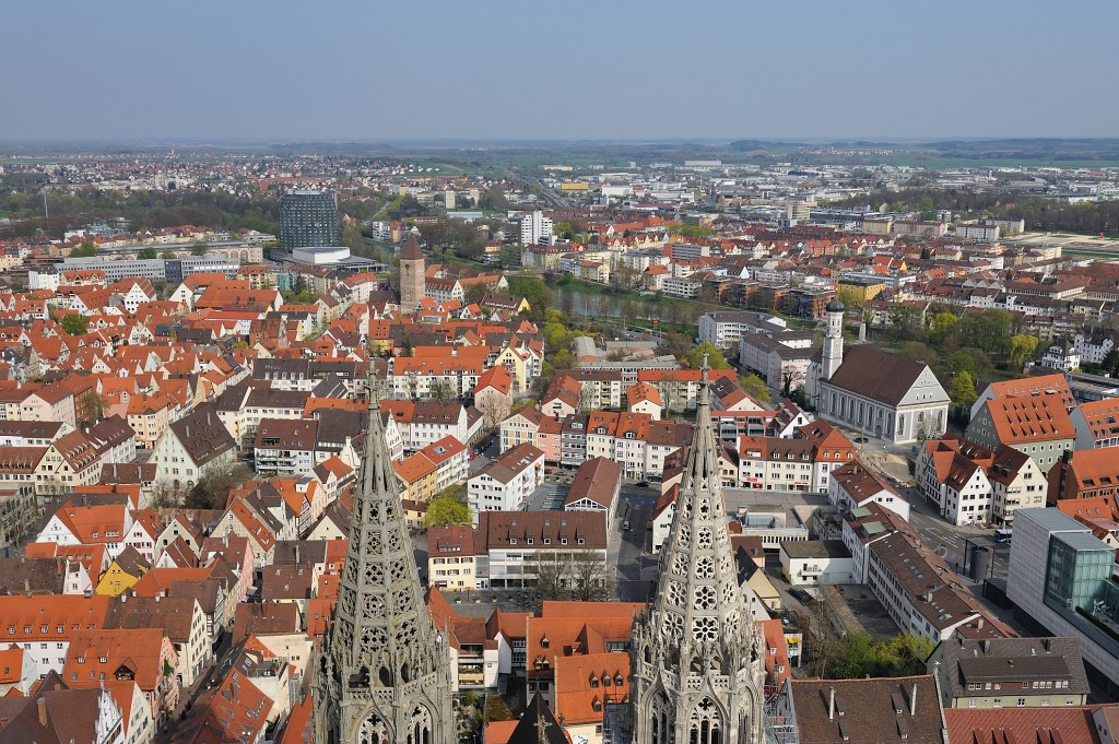 Ulm0409-41.jpg - So langsam beginne ich über die Höhe des Turms zu schimpfen. Diese Angeber. Warum soll es denn noch höher hinaus gehen. Mir wird schon hier langsam schwindelig und kann bestimmt schon bis zu den Alpen sehen.