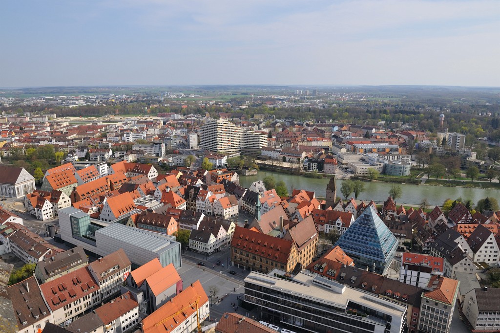 Ulm0409-44.jpg - Hier sieht man auch sehr schön die pyramidenförmige Stadtbibliothek.